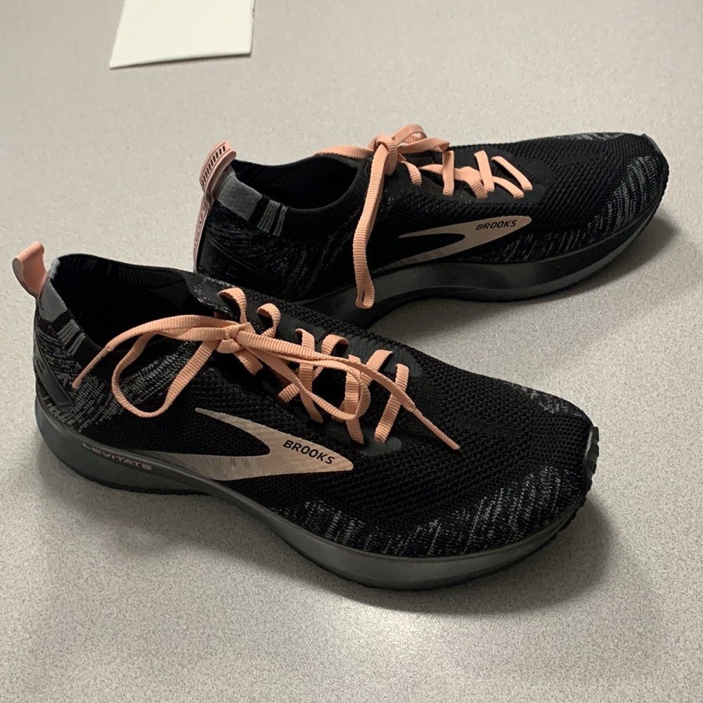 NWOT Brooks Levitate 4